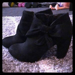 Side bow black heels